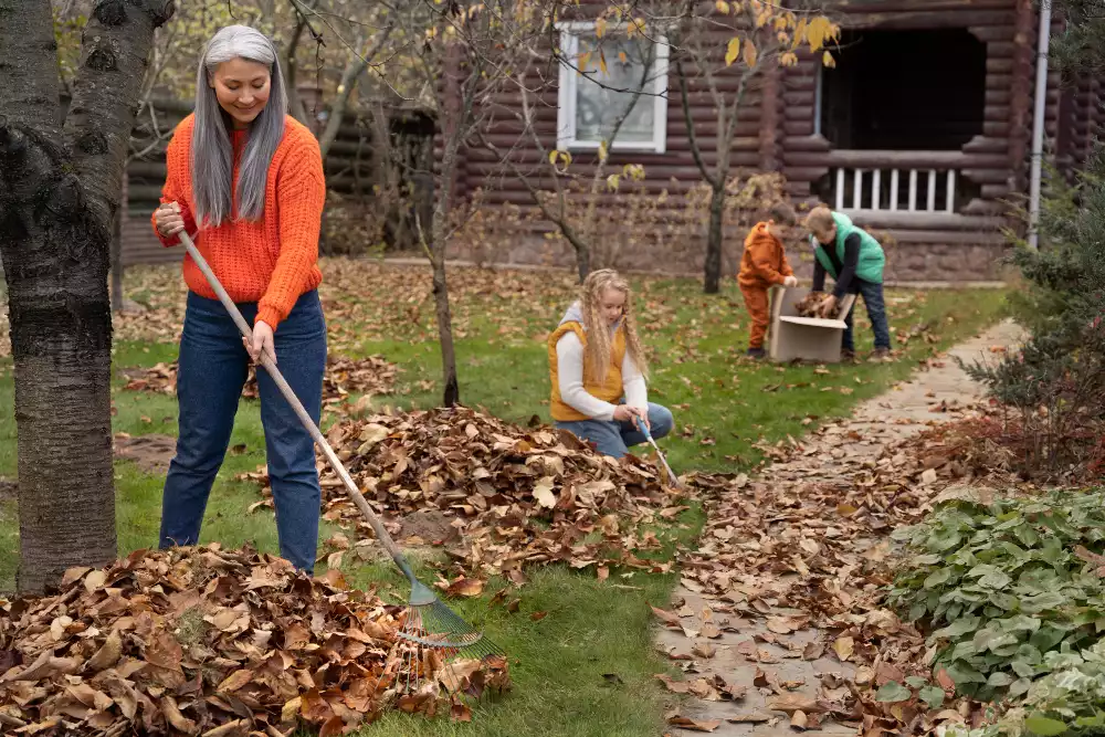 Jardinier-effectuant-le-nettoyage-printanier-ramassage-des-feuilles-mortes-et-taille-des-arbustes